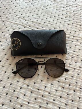 Ray-Ban Black Round Metal Sunglasses with Dark Lenses